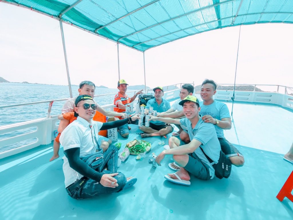 khách ăn uống tour Hoàng Gia Nam Du